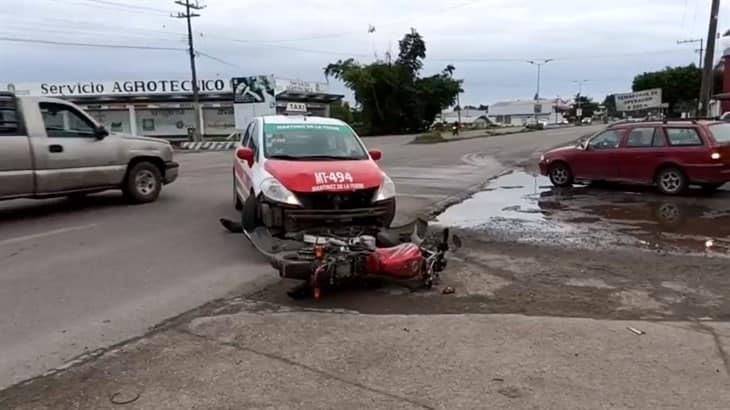 Taxi impacta a motocicleta y deja dos lesionados en Martínez de la Torre