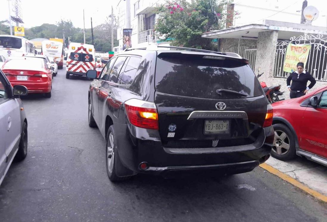 Conductor de una camioneta  arrolla a mujer que cruzaba la calle en Veracruz