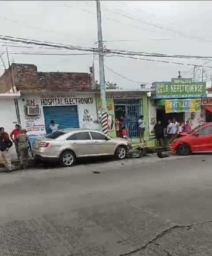 Automovilista se duerme y aplasta dos motocicletas en Boca del Río