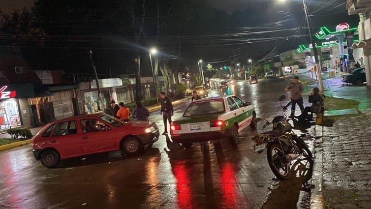 Motociclista se impacta contra un auto en la avenida Ávila Camacho de Xalapa