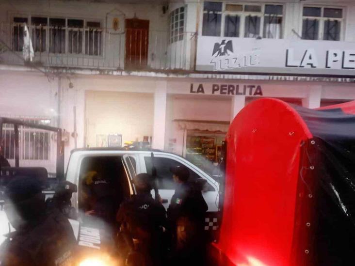 A balazos, atacan a elementos de la Policía Municipal de La Perla; hay un detenido