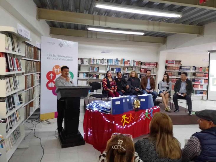 Donan biblia en braille a biblioteca de Orizaba