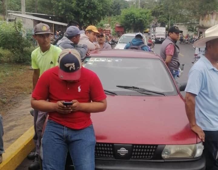 Con bloqueo, pobladores de Cotaxtla protestan por obras inconclusas (+Video)