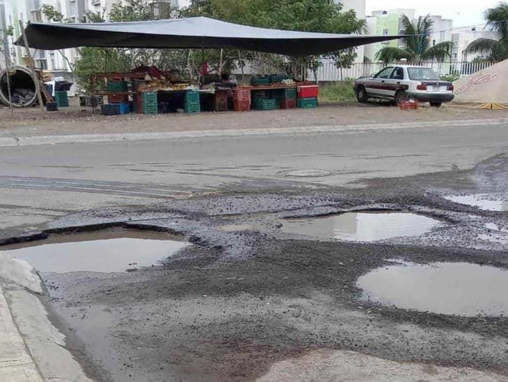 Denuncian calles llenas de baches en fraccionamiento de Veracruz