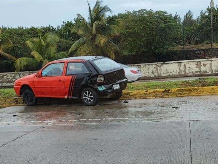 Automóvil en Veracruz patina en el suelo mojado y se sube a un camellón