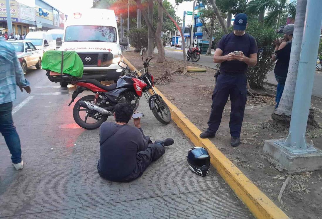 Motociclista termina en el pavimento luego de derrapar en Veracruz