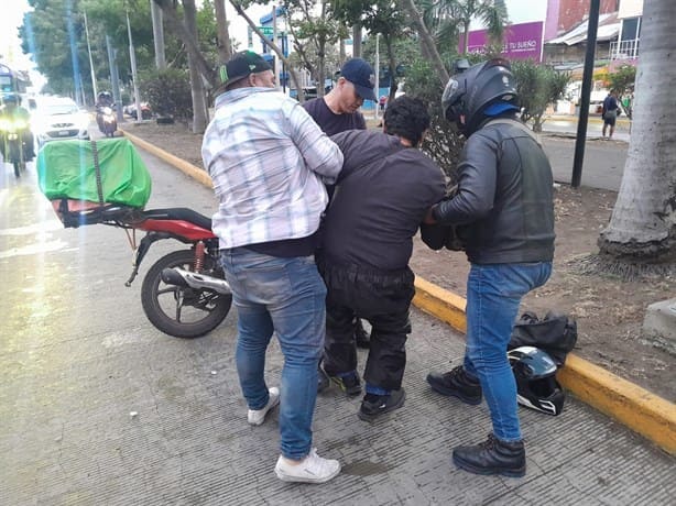 Motociclista termina en el pavimento luego de derrapar en Veracruz