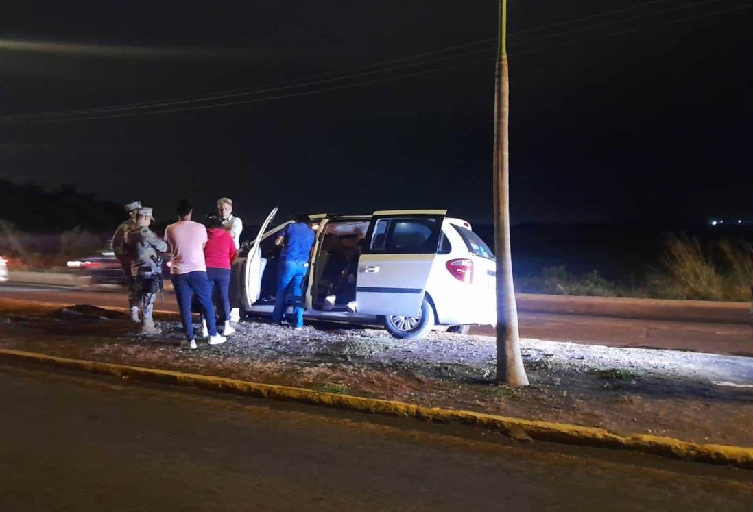 Familia casi vuelca camioneta en la carretera Veracruz-Xalapa