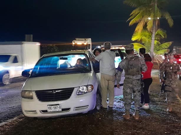 Familia casi vuelca camioneta en la carretera Veracruz-Xalapa