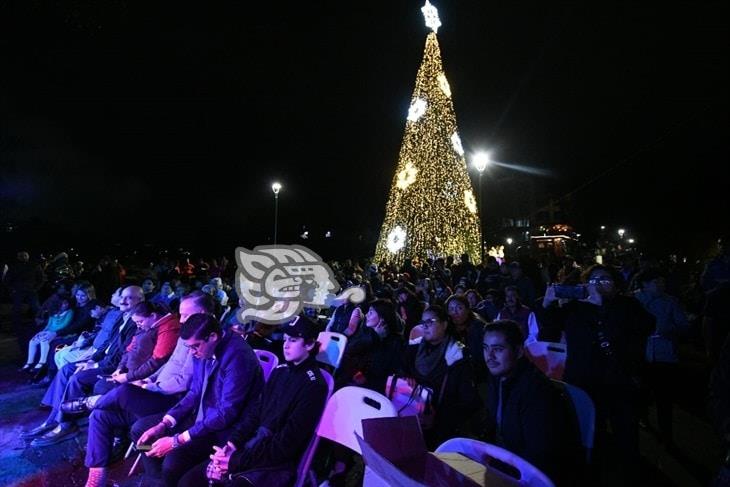 ¿A qué hora se iluminará todos los días el pino monumental en Los Lagos de Xalapa?