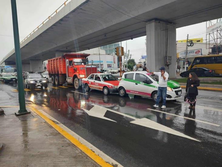 Taxi y camioneta protagonizan choque en avenida Lázaro Cárdenas, en Xalapa