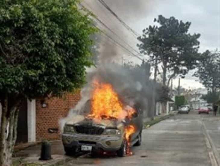 Se incendia camioneta en el fraccionamiento Los Ángeles de Xalapa