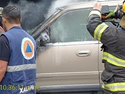 Se incendia camioneta en el fraccionamiento Los Ángeles de Xalapa