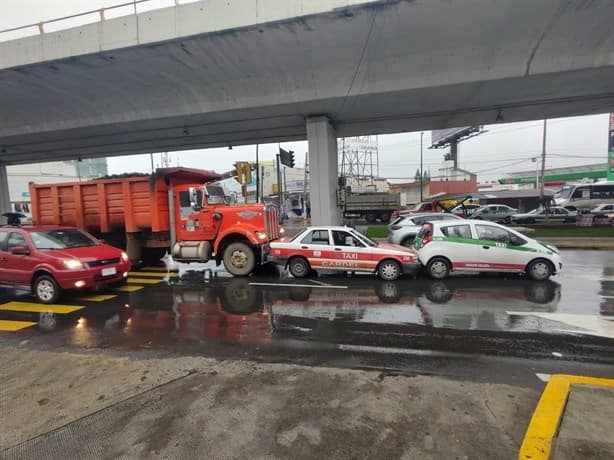 Taxi y camioneta protagonizan choque en avenida Lázaro Cárdenas, en Xalapa