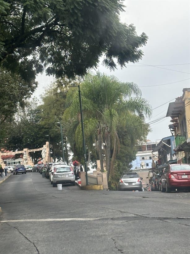 Siguen “apartando” estacionamientos en Centro de Xalapa, denuncian conductores