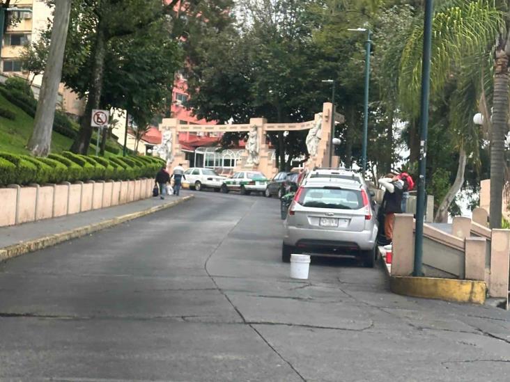 Siguen “apartando” estacionamientos en Centro de Xalapa, denuncian conductores