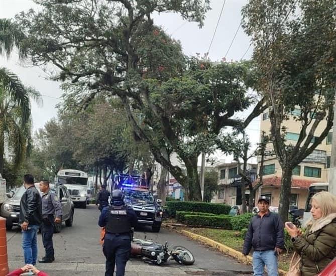 Motociclista choca contra un auto en la avenida Xalapa