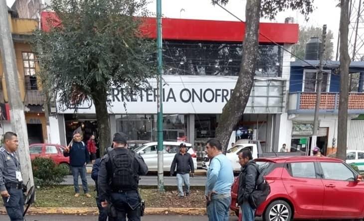 Motociclista choca contra un auto en la avenida Xalapa