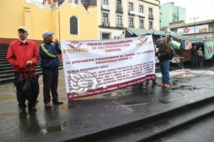 Ferrocarrileros se manifiestan en Xalapa; exigen indemnización para sus compañeros