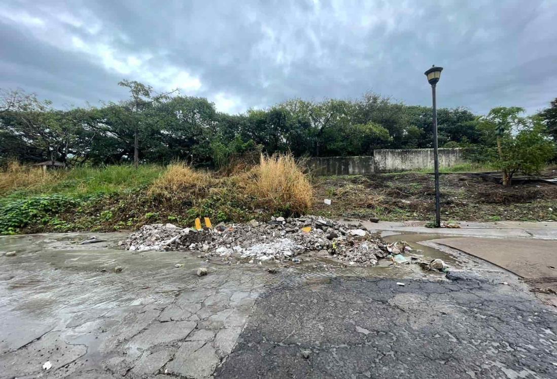 Denuncian escombros que abandonó GrupoMas tras trabajar en Veracruz