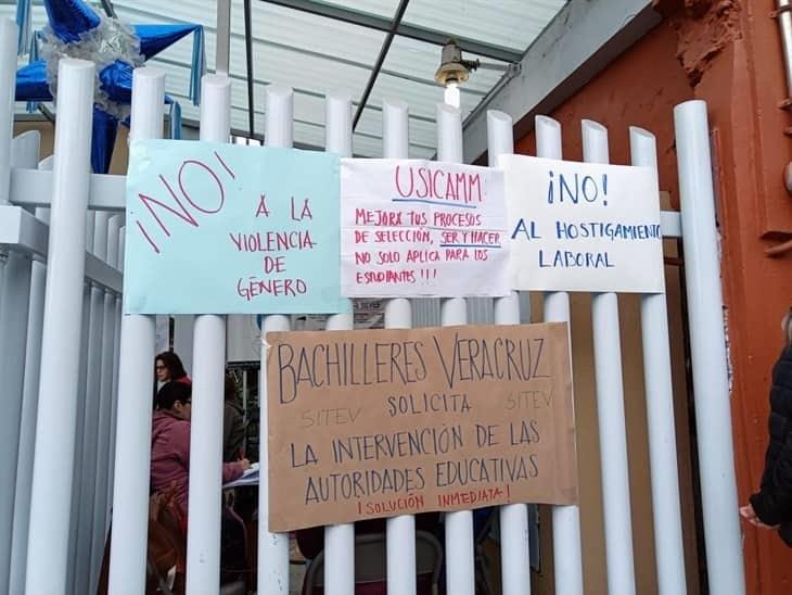 Maestros toman la Oficial B de Xalapa; exigen destitución del director