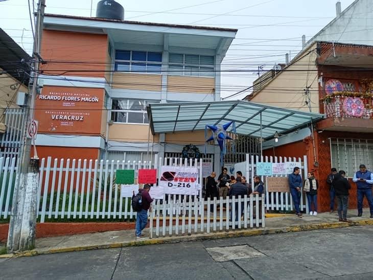 Maestros toman la Oficial B de Xalapa; exigen destitución del director