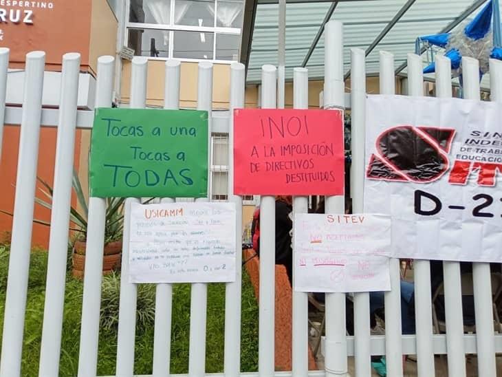 Maestros toman la Oficial B de Xalapa; exigen destitución del director