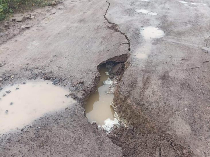 ¡Atento! Advierten por socavón en la carretera Misantla-Tenochtitlan