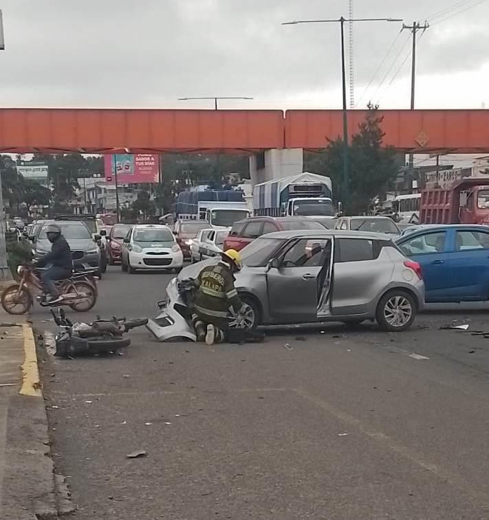 Accidente en bulevar Xalapa-Banderilla; chocan auto y motociclista