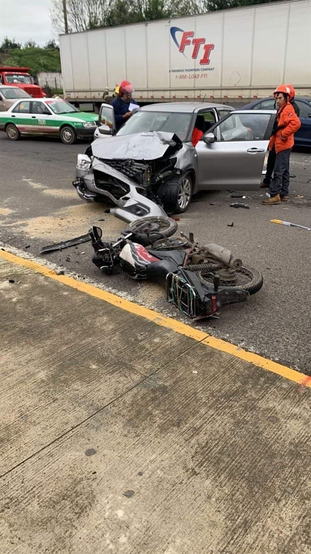 Accidente en bulevar Xalapa-Banderilla; chocan auto y motociclista