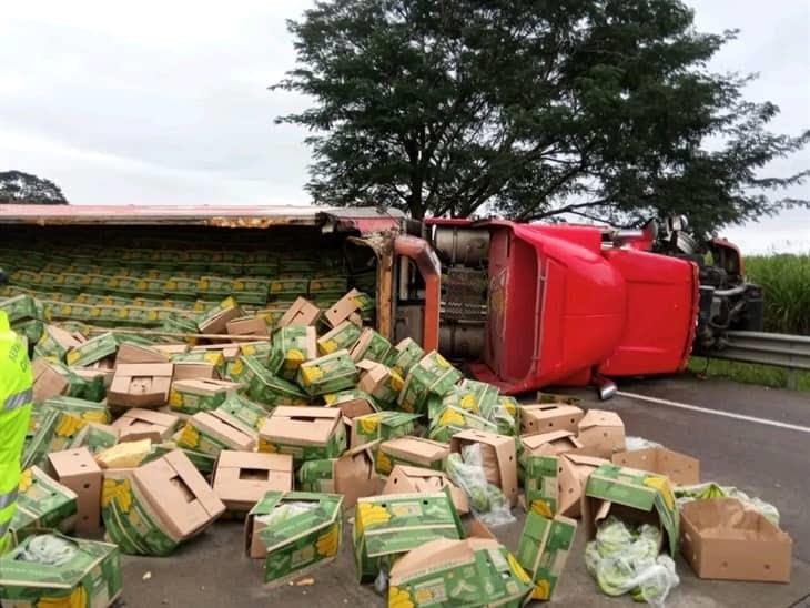 Tras volcadura de camión, cierran la autopista Córdoba-Veracruz por casi seis horas