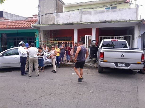 Conductor ebrio de Boca del Río se estrella y termina dentro de una casa