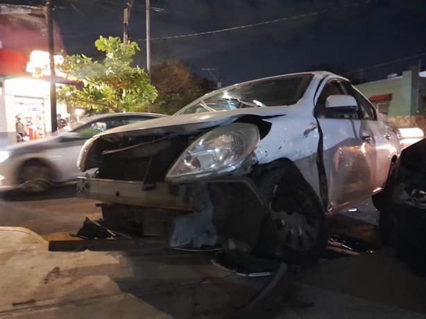 Por pasar mal una vialidad se impactan dos automóviles en Veracruz