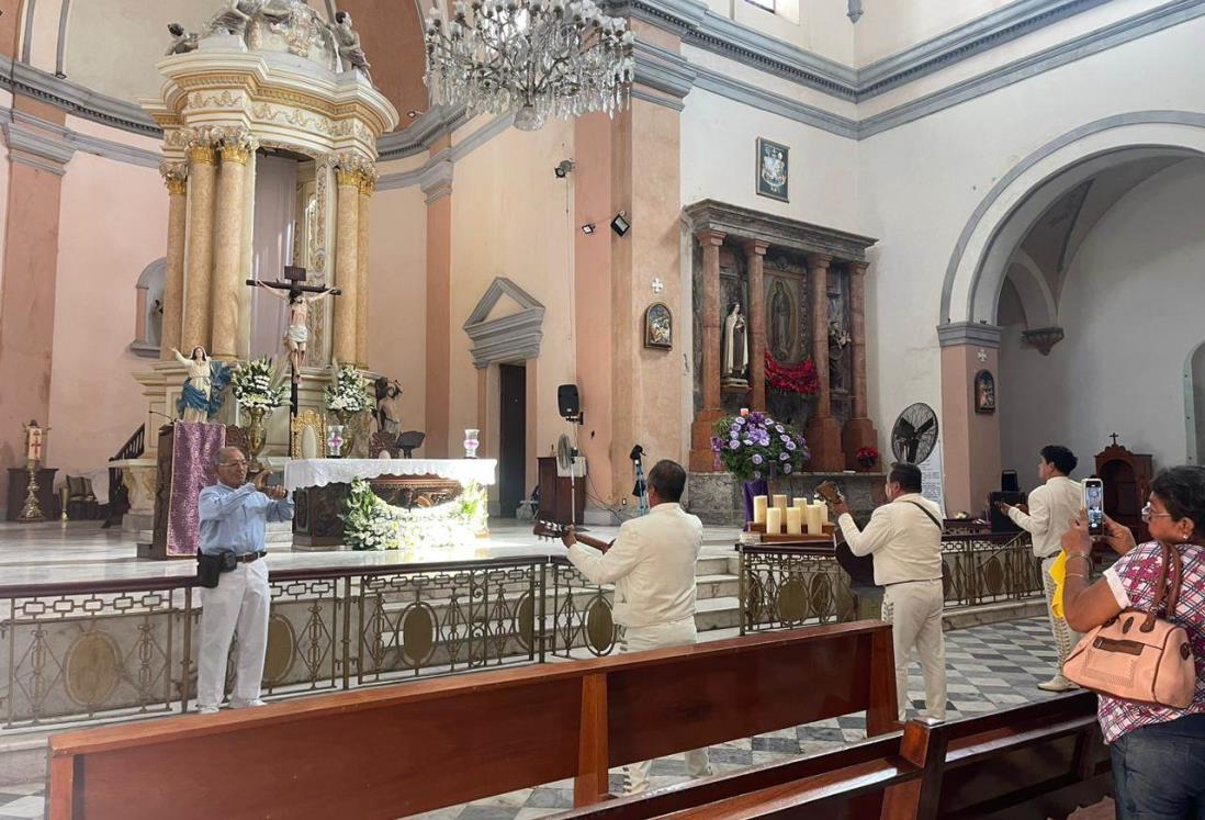 Con mariachi, celebran a la Virgen de la Inmaculada Concepción en la catedral de Veracruz | VIDEO