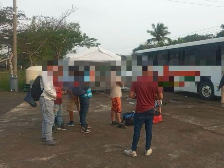Aseguran a más de 100 migrantes y detienen a polleros en centro de Veracruz