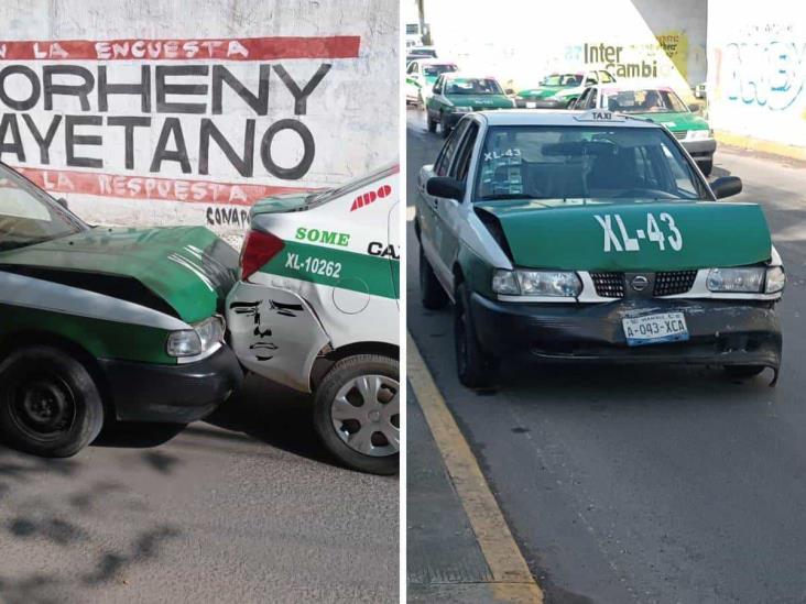 Taxis ‘se dan besito’ en la lateral del puente Macuiltépetl, en Xalapa