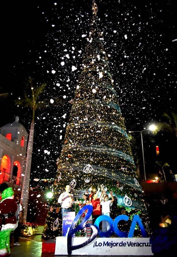 Encienden árbol de Navidad gigante en Boca del Río