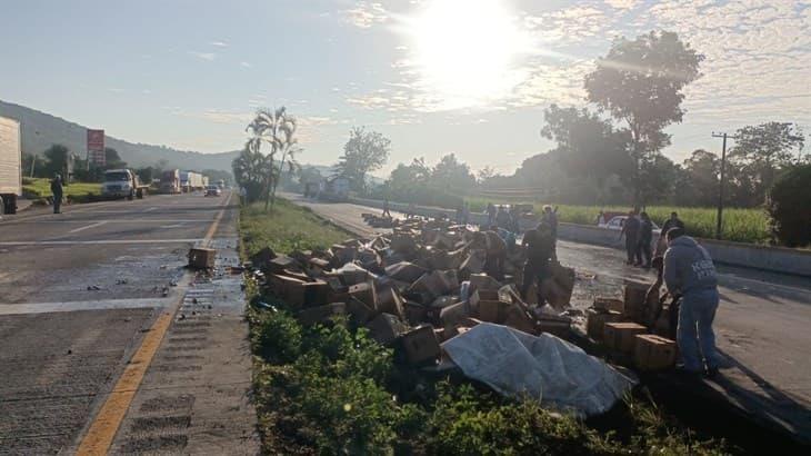 Vuelca tráiler que transportaba cajas de cerveza en la autopista Córdoba-Veracruz