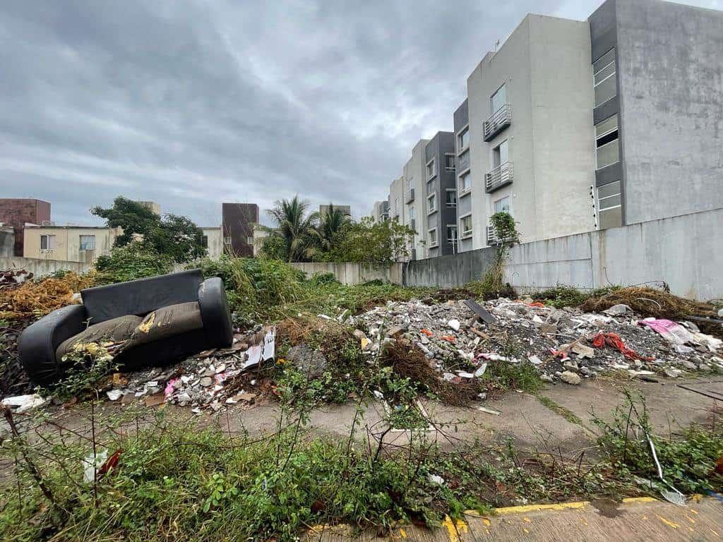 Convierten lotes baldíos en Veracruz en basureros clandestinos