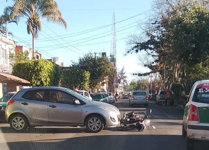 Motociclista es embestido por un auto en la avenida Miguel Alemán de Xalapa