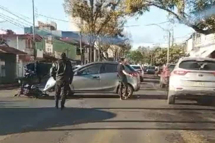 Motociclista es embestido por un auto en la avenida Miguel Alemán de Xalapa