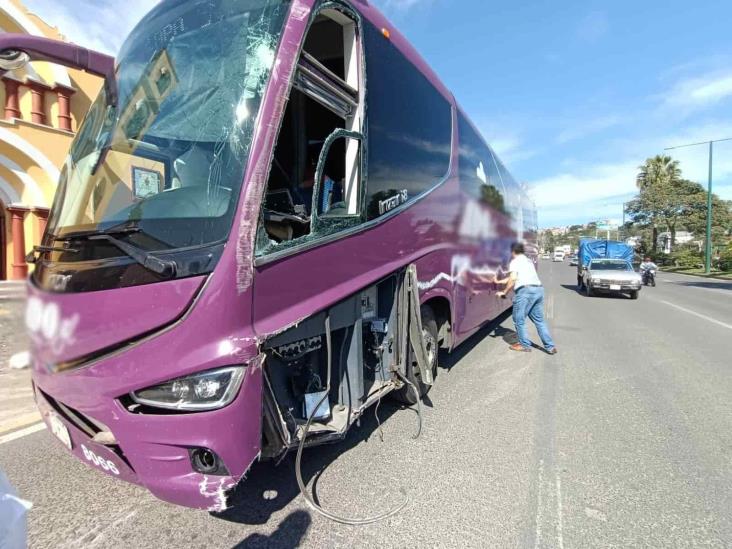 Autobús choca con semáforo del bulevar Xalapa-Banderilla