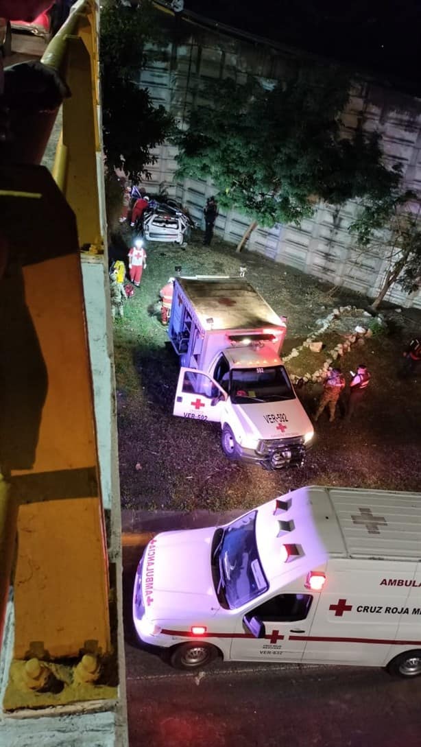Cae camioneta del distribuidor JB Lobos, en Veracruz; mujer quedó prensada | VIDEO
