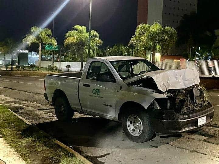 Detienen a trabajador de CFE; conducía camioneta chocada en Xalapa