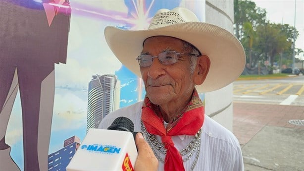 Con 80 años, Jovito demuestra su energía bailando en calles de Veracruz para sobrevivir | VIDEO