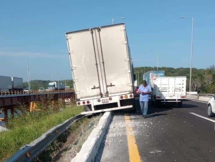 Conductor de camión pierde el control y casi cae al río La Antigua
