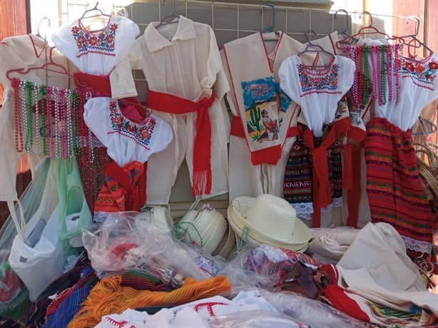 Arranca en Xalapa la venta de trajes guadalupanos para niñas y niños