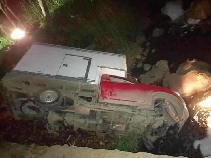 Camioneta terminó volcada en la carretera Mahuixtlán-La Isleta