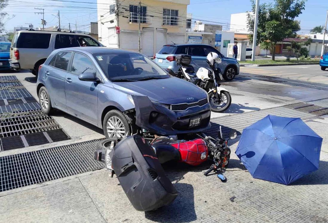 Motociclista se impacta contras un automóvil en Veracruz
