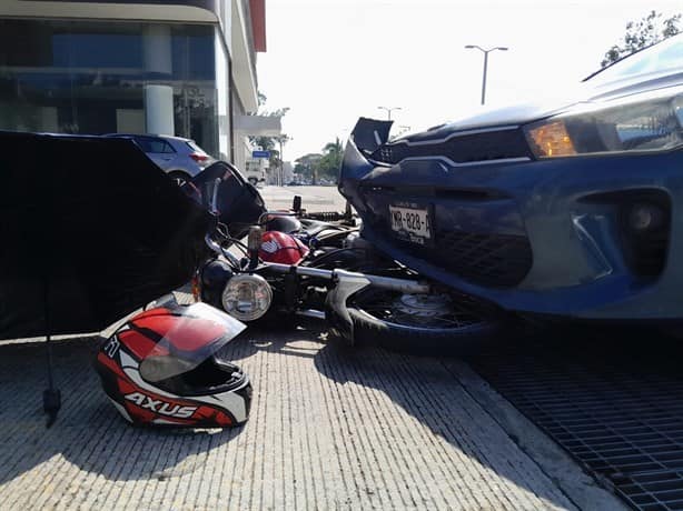 Motociclista se impacta contras un automóvil en Veracruz